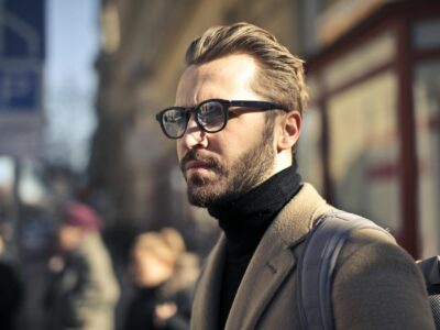 regard d'un homme attiré
